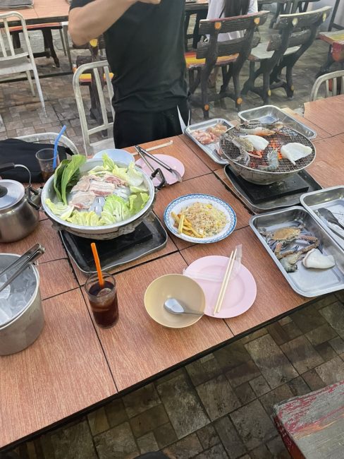 形式としては中央のテーブルに食材が並んでいて、それを各自テーブルに持ってきて調理する形です